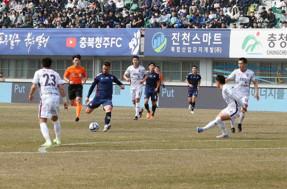 충북청주FC와 김천상무FC 선수들이 충북청주FC 홈 개막전에서 볼 다툼을 하고 있다.