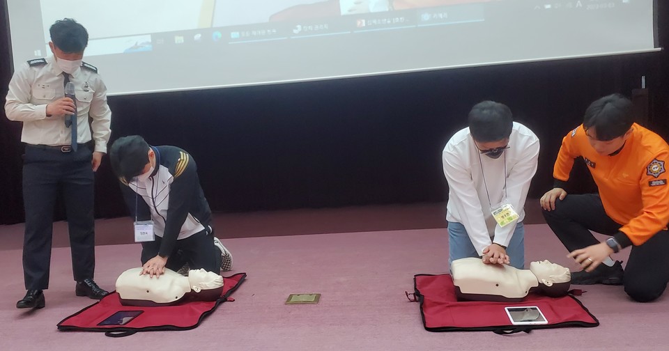 ▲ 농협은행 청주교육원은 지난 3일 교육원 대강당에서 신규직원 183명을 대상으로 응급상황에 대비한 심폐소생술(CPR)교육을 했다고 6일 밝혔다.