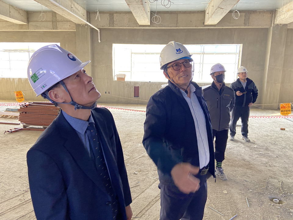 ▲ 오선진 충북지방조달청장은 7일 충북 청주시 오창읍 소재 '기상·지진 장비 인증센터 건립 공사' 현장을 살펴보고 있다. 