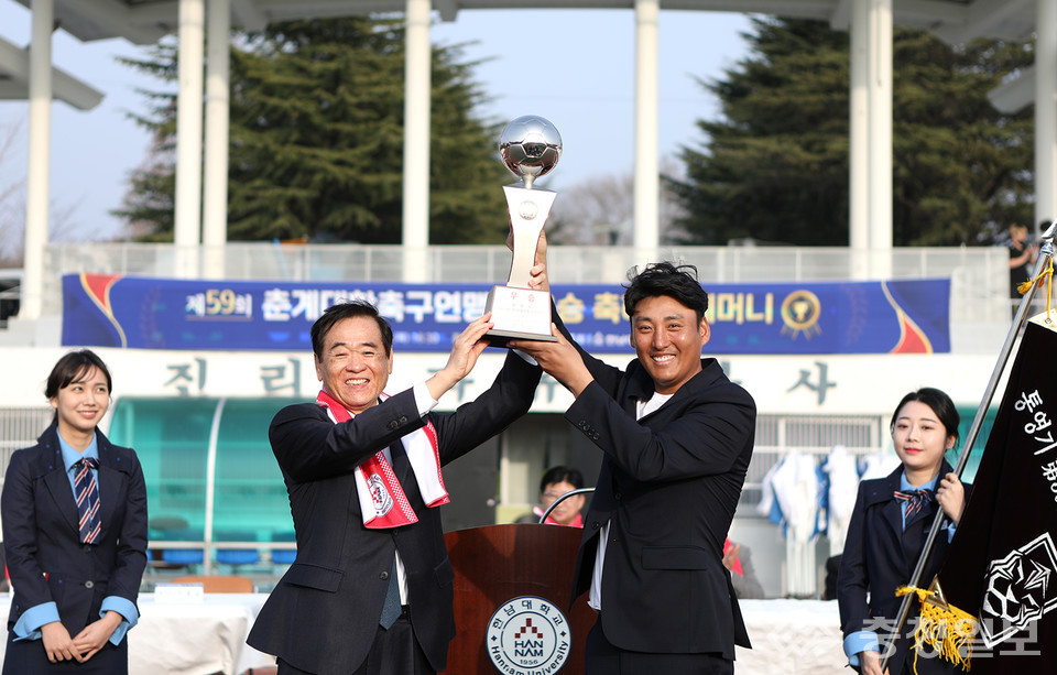 ▲ 이광섭 총장(사진 좌측)과 축구부 박규선 감독이 춘계대학축구연맹전 우승컵을 들어 올리고 있다