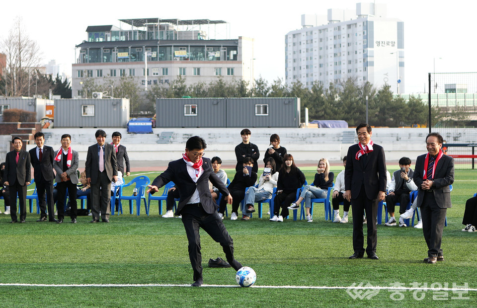 ▲ 최충규 대덕구청장이 우승기념 시축을 하고 있다