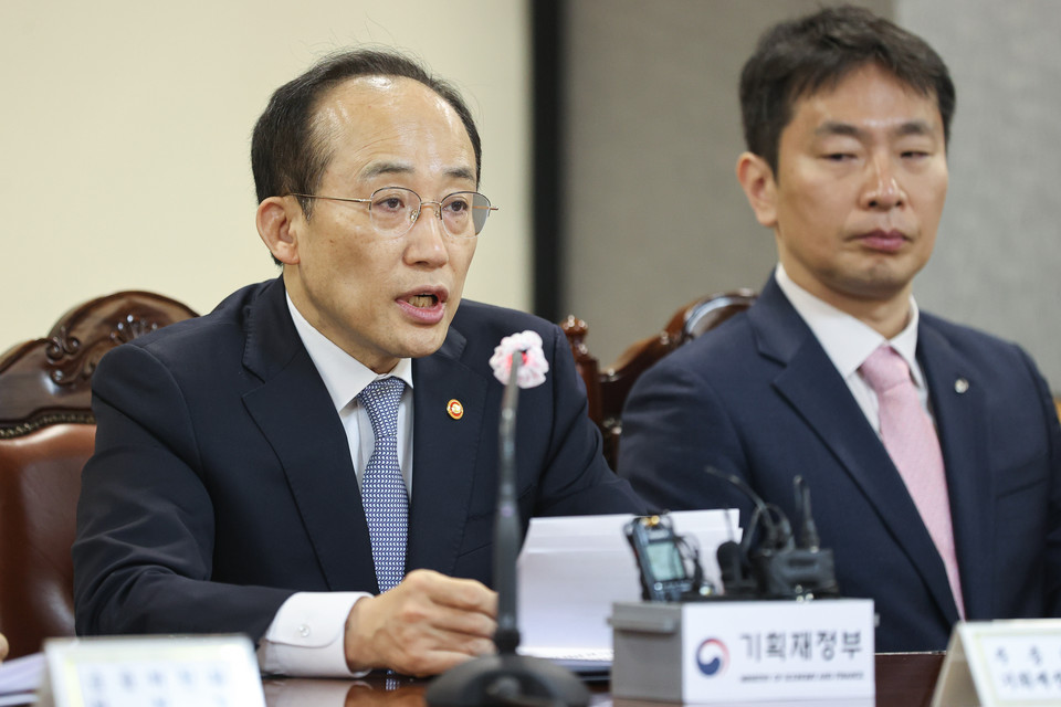 ▲ 추경호 부총리 겸 기획재정부 장관이 14일 오전 서울 중구 은행회관에서 열린 비상거시경제금융회의에서 발언하고 있다. / 연합뉴스
