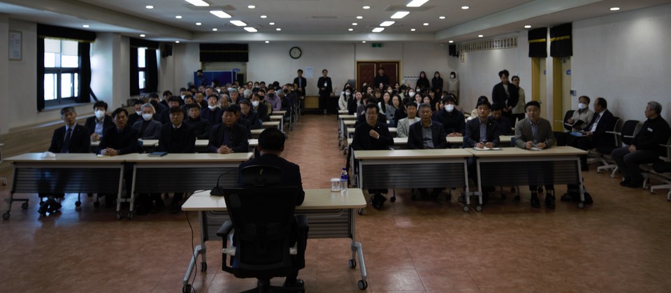 ▲ 한국국토정보공사(LX) 충북지역본부는 15일 충북지역본부 4층 대회의실에서 고객만족(CS) 및 청렴도 향상을 위한 회의를 개최했다고 밝혔다.