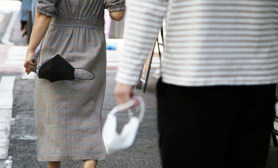 ▲ 실외 마스크 착용 의무가 전면 해제된 지난 9월 26일 충북 청주시 성안길 인근에서 시민들이 마스크를 벗고 손에 쥔 상태로 이동하고 있다./이나라기자