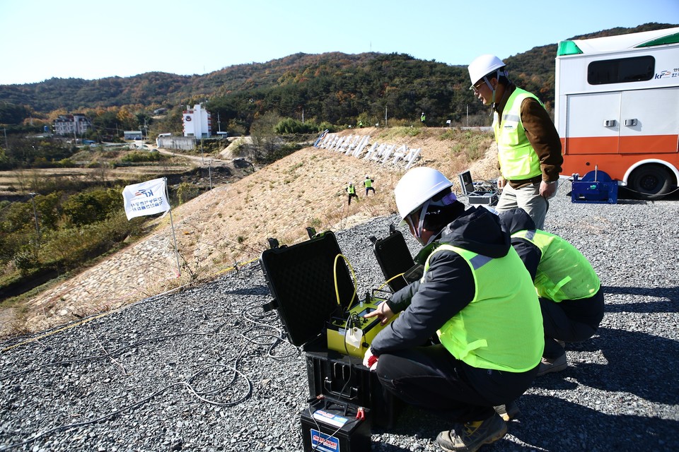 ▲ 농어촌공사 직원들이 저수지 현장 안전점검을 하고 있다.