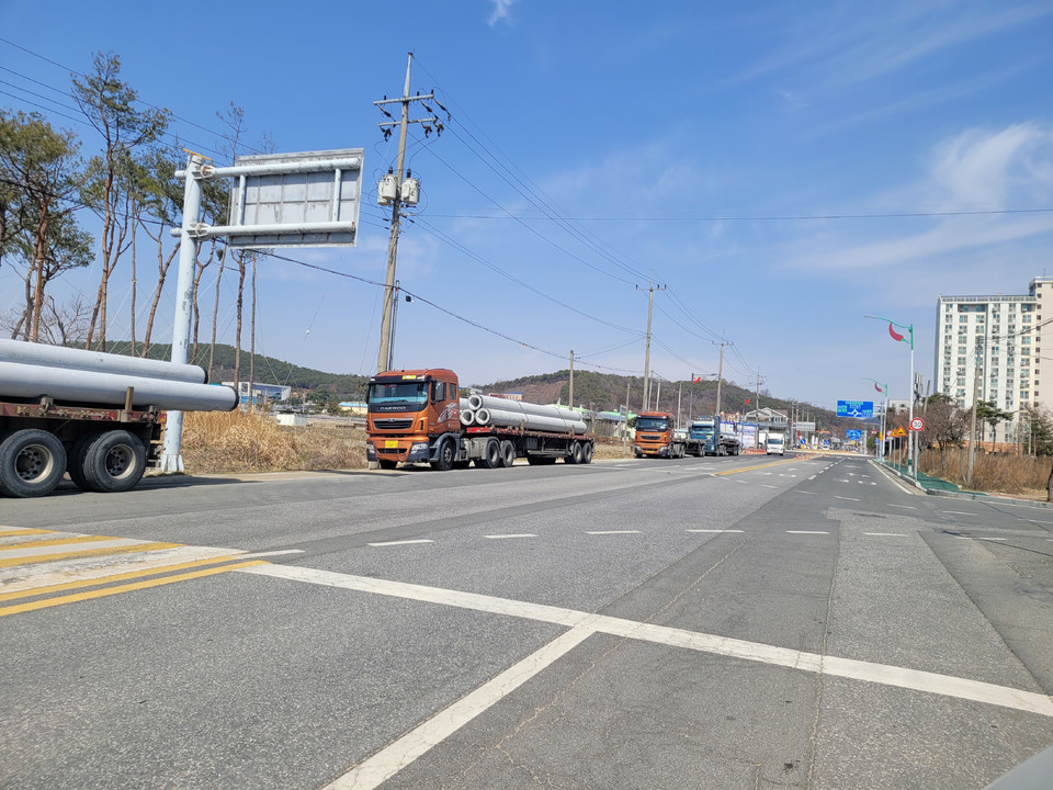 ▲ 청양군이 단속을 소홀히 하는 사이 화물차들이 청양읍 아파트 도로변에 무단 주차를 하고 있다.