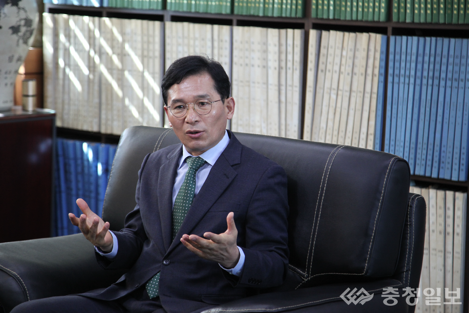 ▲ 유행열 전 청와대 선임행정관이 충청일보 본사에서 인터뷰를 하고 있다. /이나라기자　