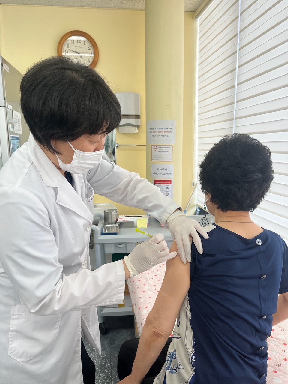 ▲ 충북 옥천군보건소 간호사가 한 주민에게 코로나19 백신을 추가접종하고 있다.