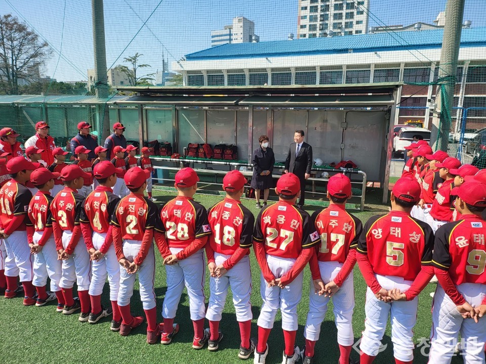 ▲ 신흥초 야구부 격려사. 사진 중앙 왼쪽부터 신흥초 배진희 교장, 동부교육청 윤정병 교육국장