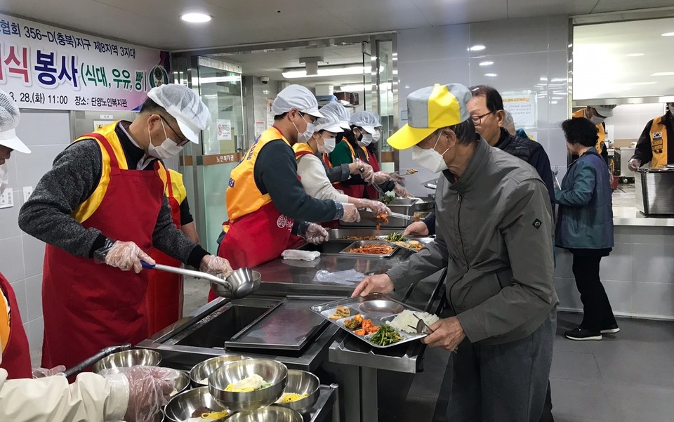 ▲ 356-D(충북)지구 제8지역 단양 4개 라이온스 클럽이 단양노인복지관에서 합동 배식봉사활동을 펼치고 있다. 사진=단양군제공