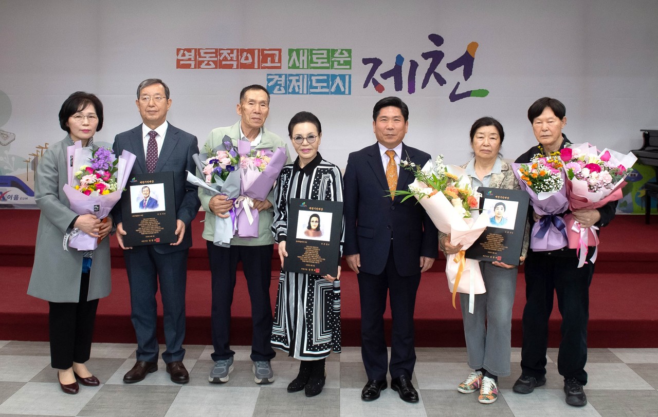 ▲ 제천시민대상 수상자 김성진(왼쪽부터), 최춘일, 모춘상 부부가 김창규 시장(오른쪽 세번째)과 기념촬영을 하고 있다. 사진=제천시제공
