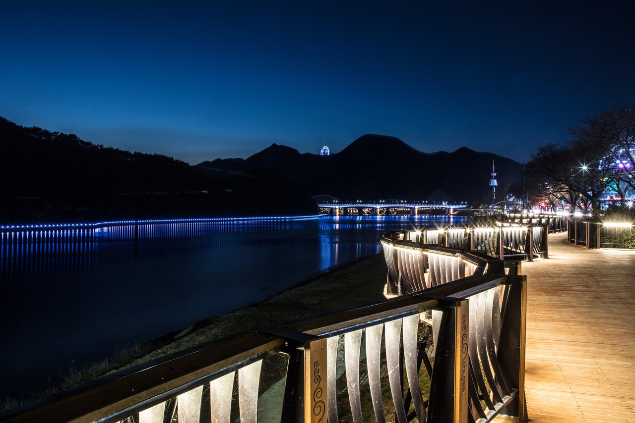 ▲ 단양 느림보강물길 4코스 상상의 거리 야경 모습. 사진=단양군제공