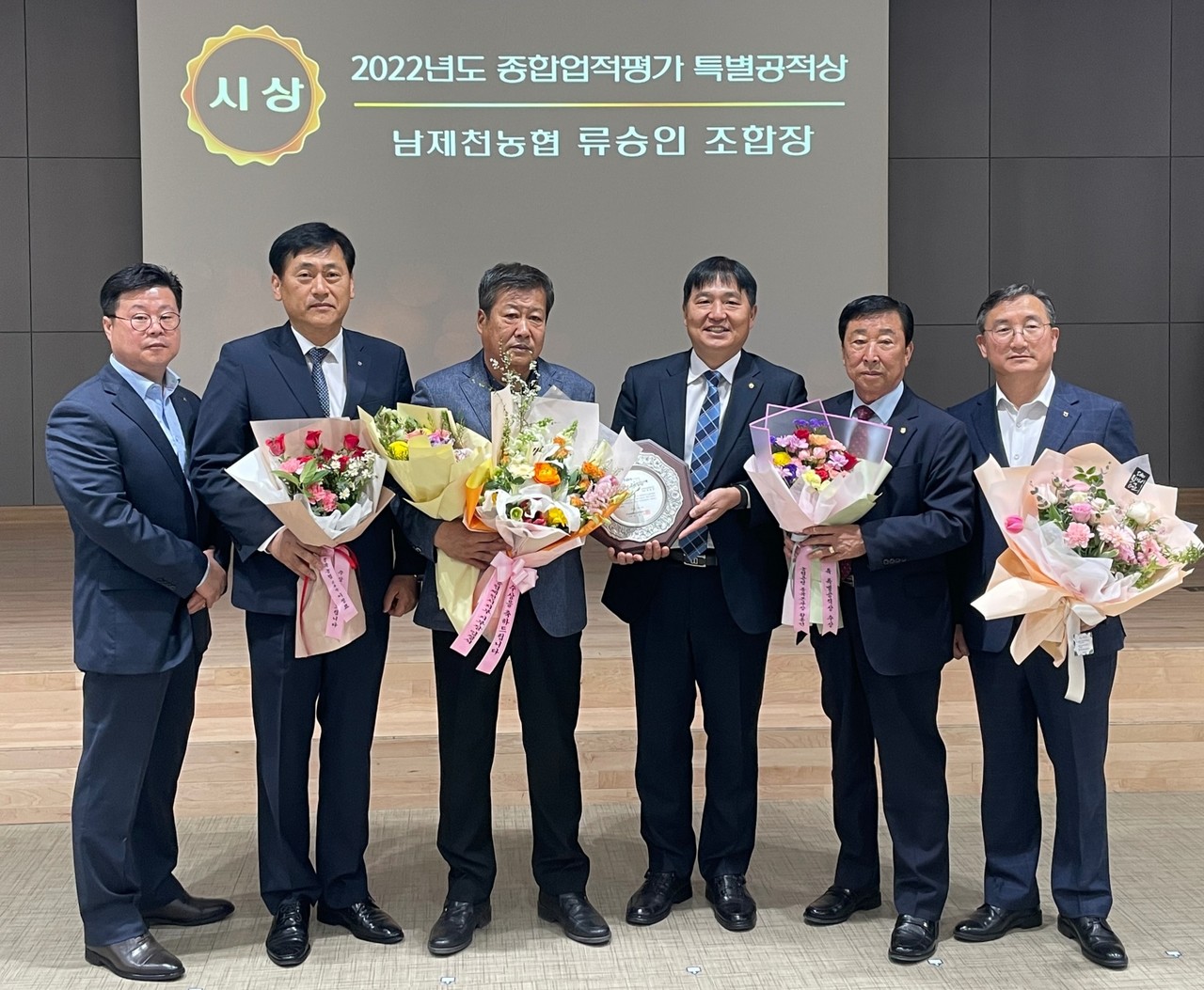 ▲ 11일 류승인 남제천농협조합장(왼쪽 세 번째)이 우수조합장 특별 공적상을 받고 농협 관계자들과 기념촬영을 하고 있다. 사진=남제천농협제공