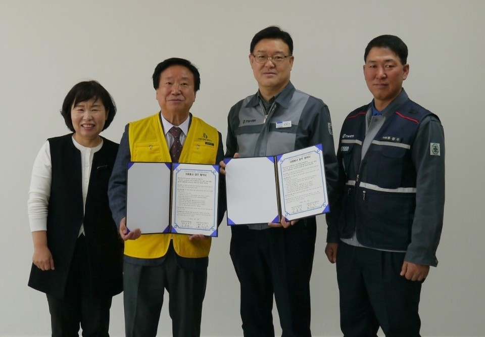 ▲ 홍민우 단양군자원봉사센터장(왼쪽 두 번째)과 심용석 한일시멘트 단양공장장(오른쪽 두 번째)이 단양지역 자원봉사 활성화를 위한 업무협약을 갖고 사진촬영을 하고 있다. 사진=단양군제공