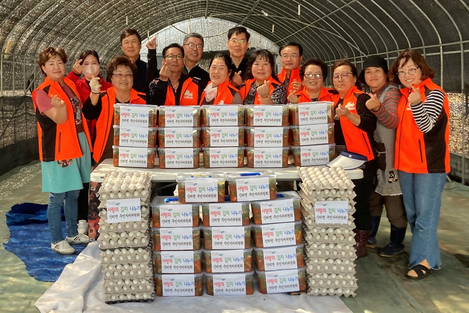 ▲ 보은군 산외면 주민자치위원회는 19일 정성들여 만든 사랑의 밑반찬을 독거노인 가정에 전달했다. 