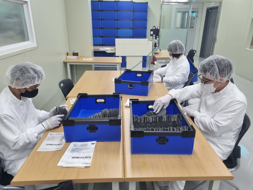 ▲ 충북 옥천군장애인일자리나눔센터 내 마스크 작업장인 ‘자연&SOOM’에서 근로자들이 KF94마스크를 포장하고 있다.