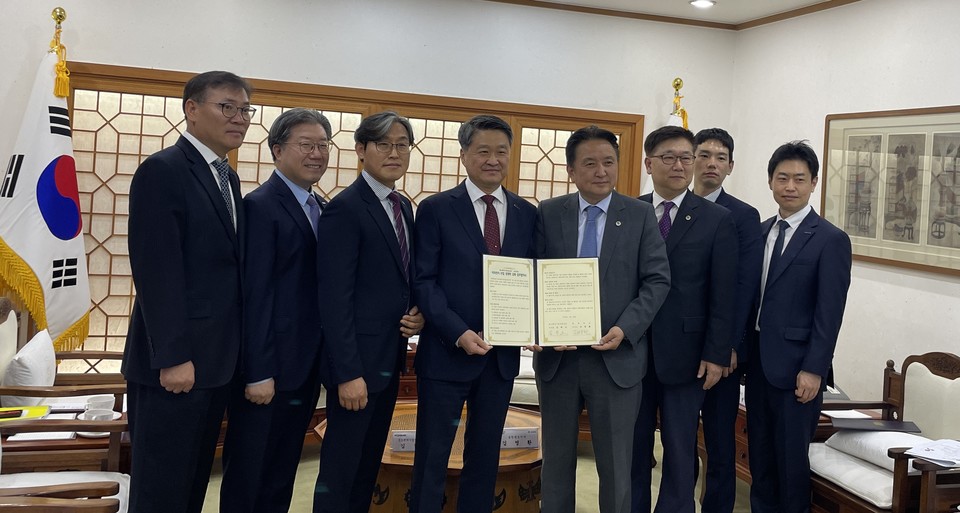 ▲ 중소벤처기업진흥공단과 충청북도가 지난 4월 28일 충청북도청에서 지역 주력산업 및 이차전지산업 육성을 위한 업무협약을 체결했다. 