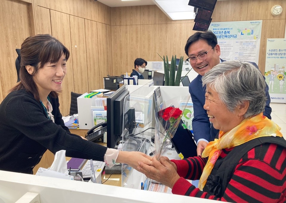 ▲ NH농협은행 석교동지점은 8일 지점을 방문한 어르신들에게 건강과 행복을 전하는 메시지와 함께 카네이션 사은행사를 가졌다. 
