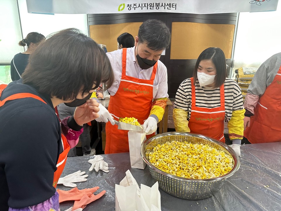 ▲ 충청북도기업진흥원은 5월 가정의 달을 맞아 지난 8일 '행복팝콘 나눔' 행사를 진행했다. 