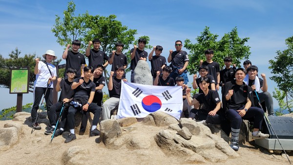 ▲ 예산전자공업고, 군특성화반 ‘덕숭산 극기체험활동’실시