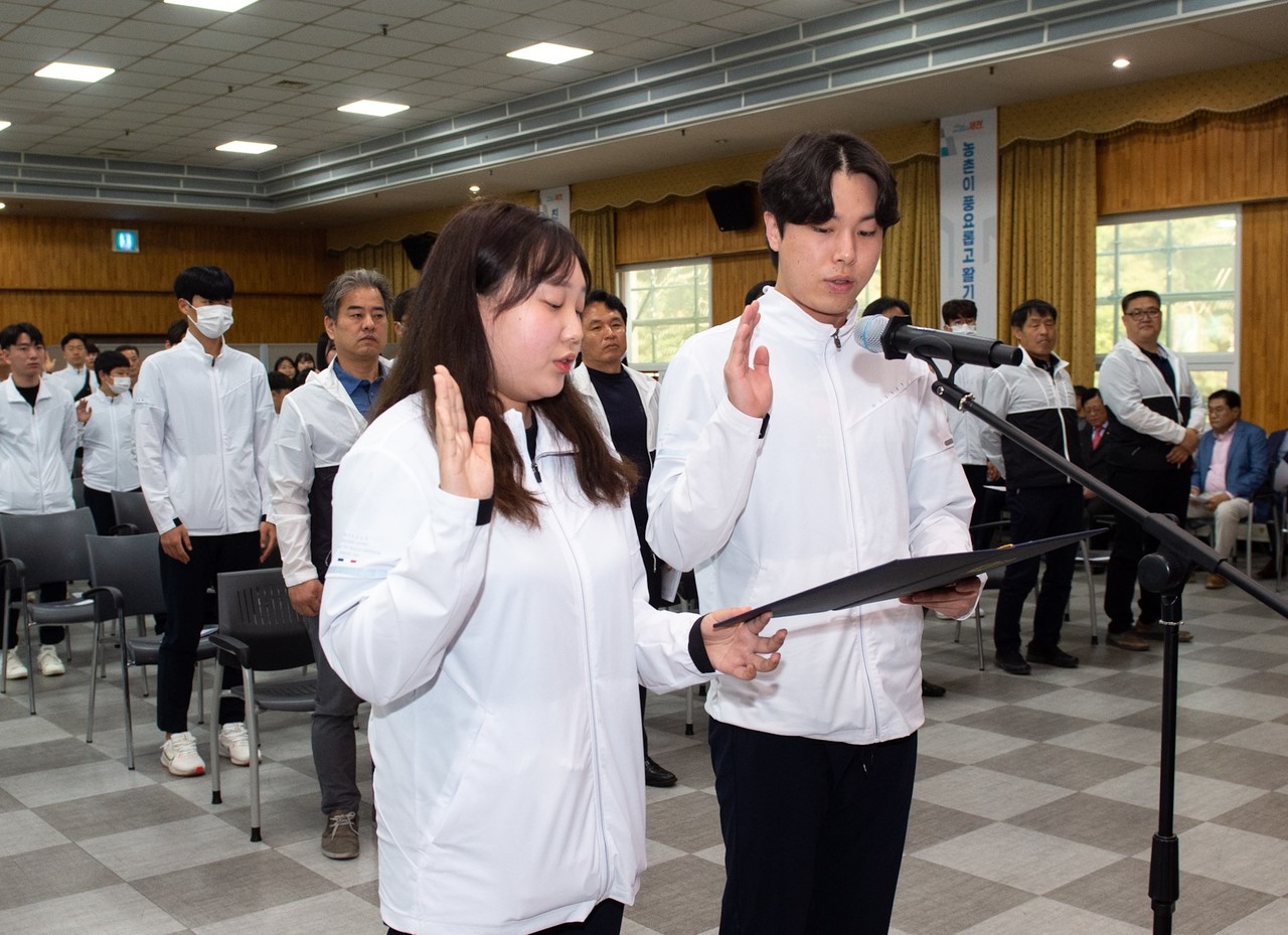 ▲ 제62회 충북도민체육대회에 출전하는 제천시 선수단 남녀 대표가 11일 제천시청에서 진행된 결단식에서 선서를 하고 있다. 제천시선수단은 이번 대회에 상위권 진입을 목표로 한다. 사진=제천시제공