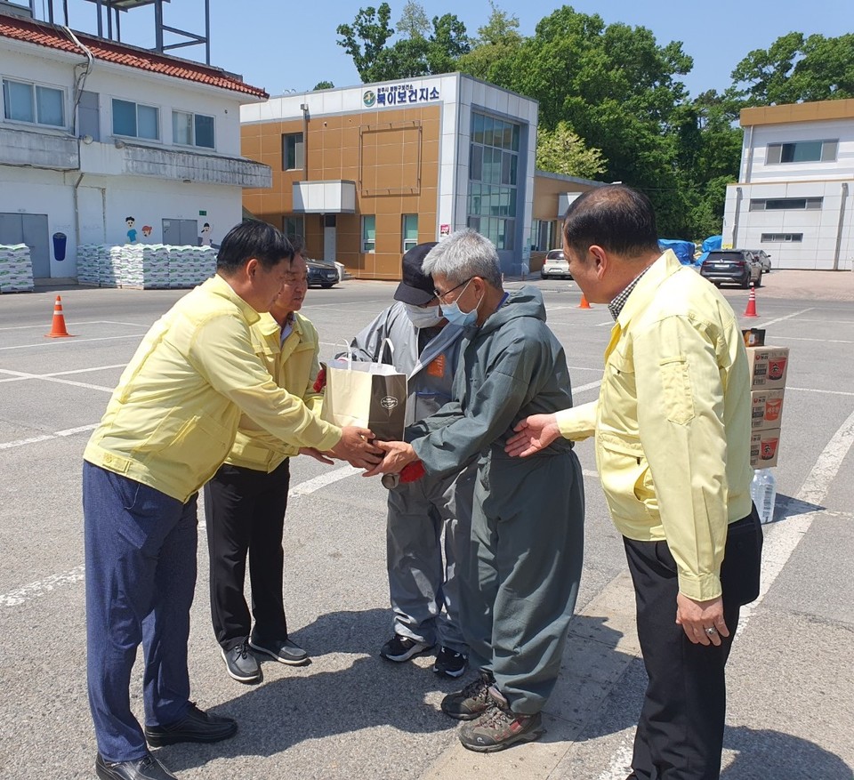 ▲ 충북농협은 15일 청주시 북이면 거점소독시설을 방문해 구제역 방역상황을 점검하고 위문품을 전달하며 방역업무 종사자들을 격려했다. 