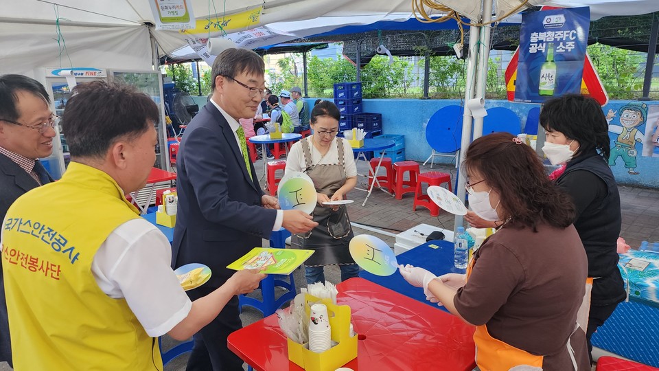 ▲ 한국가스안전공사 임해종 사장은 17일 음성품바축제가 열리는 충북 음성 설성공원을 찾아 향토음식점 등 가스시설 안전을 점검했다. 