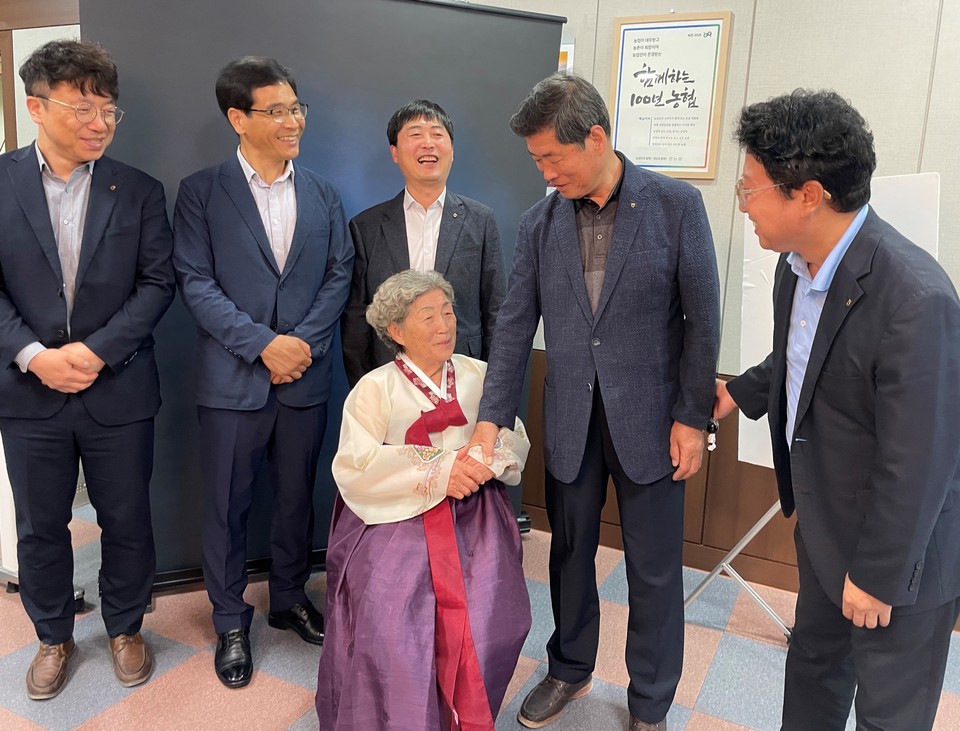 ▲ 충북농협은 지난 17일 단양농협 대강당에서 단양지역 농업인 200여 명을 대상으로 농업인 복지향상을 위한 '농업인 행복버스'사업을 진행했다.