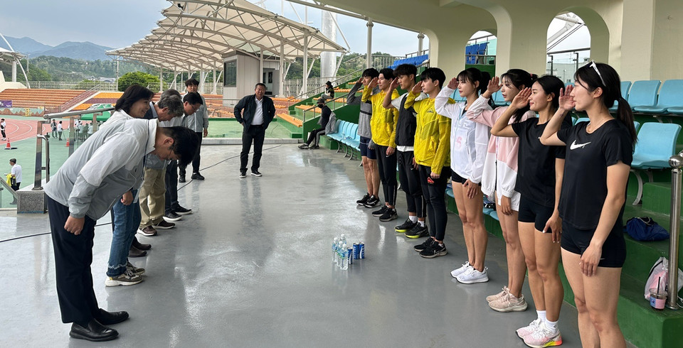 김명식 회장 등 진천군체육회 관계자들이 62회 도민체전 육상 선수들과 인사를 나누고 있다. 
