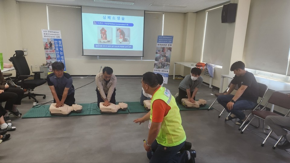 ▲ 한국국토정보공사(LX) 청주동부지사는 지난 17일 충북도청 대응총괄과의 협조 아래 전 직원 심폐소생술과 응급처치 교육을 열었다.