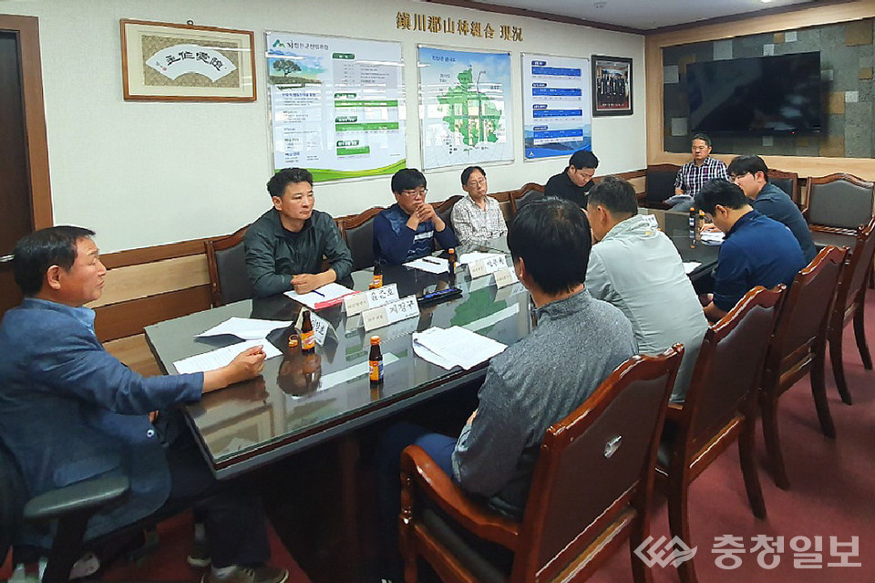 ▲ 충북 진천군 산림조합 이양호 조합장이 지난 23일 조합 소회의실에서 산림사업 분야 설계, 감리, 시공업체 관계자들의 애로·건의사항 듣고 있다.