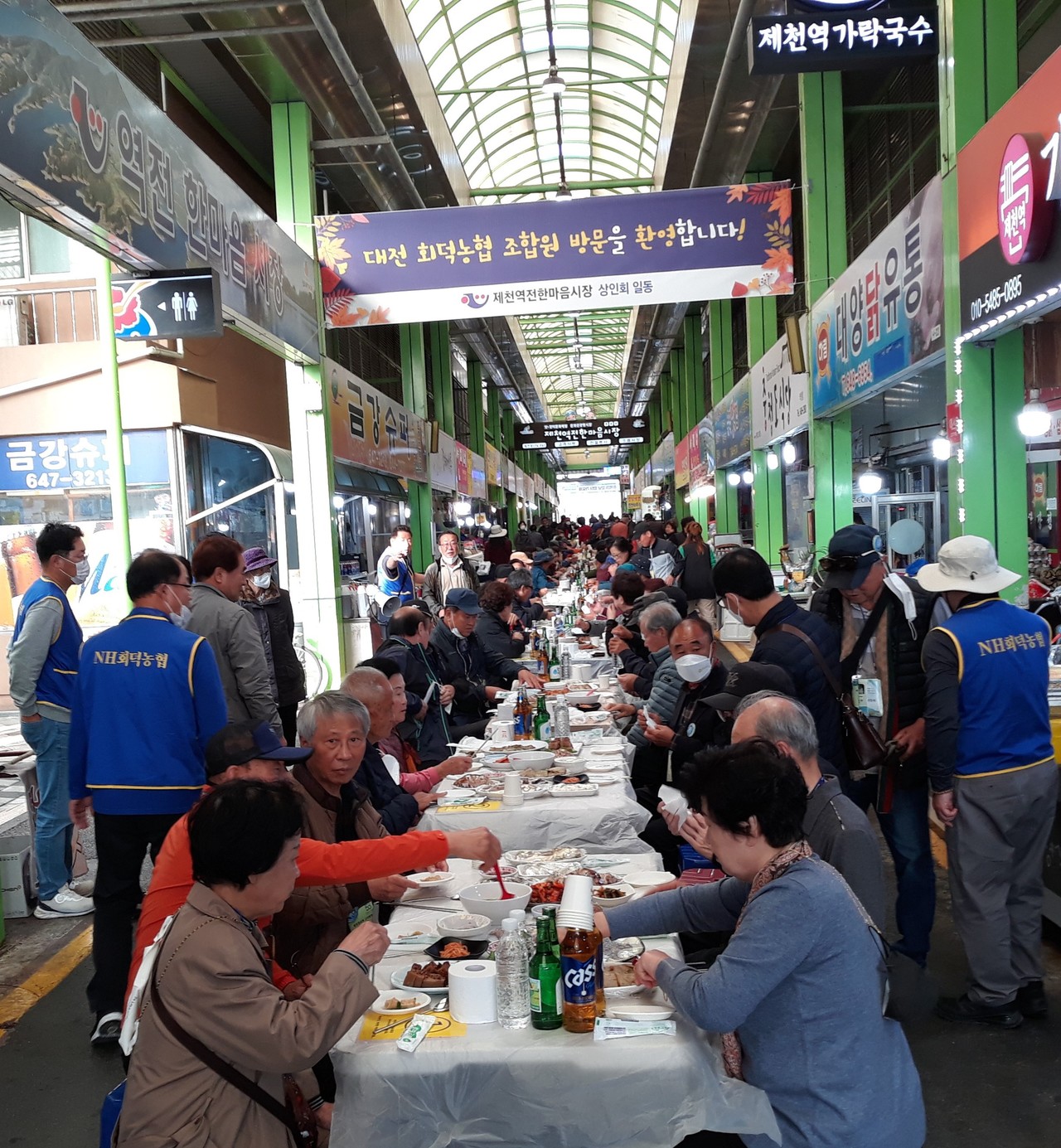 ▲ 지난해 11월 제천역전한마음시장을 찾은 러브투어 방문객 모습. 사진=제천시제공