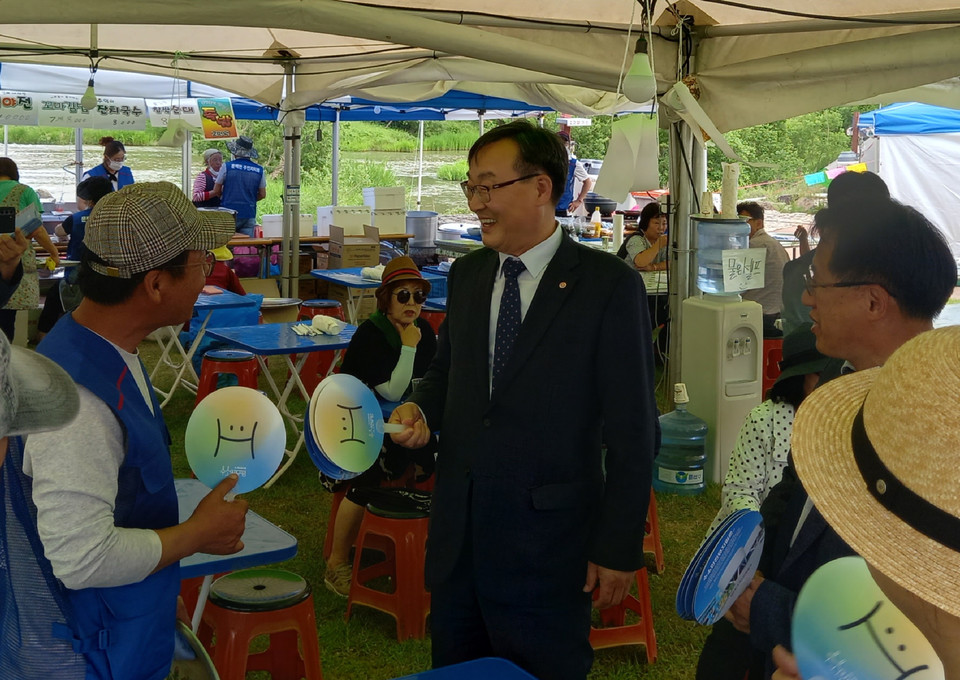 ▲ 한국가스안전공사 임해종 사장은 지난 26일 농다리 축제가 열리는 충북 진천 농다리를 찾아 음식점 등에 설치된 가스시설을 대상으로 안전점검을 했다. 