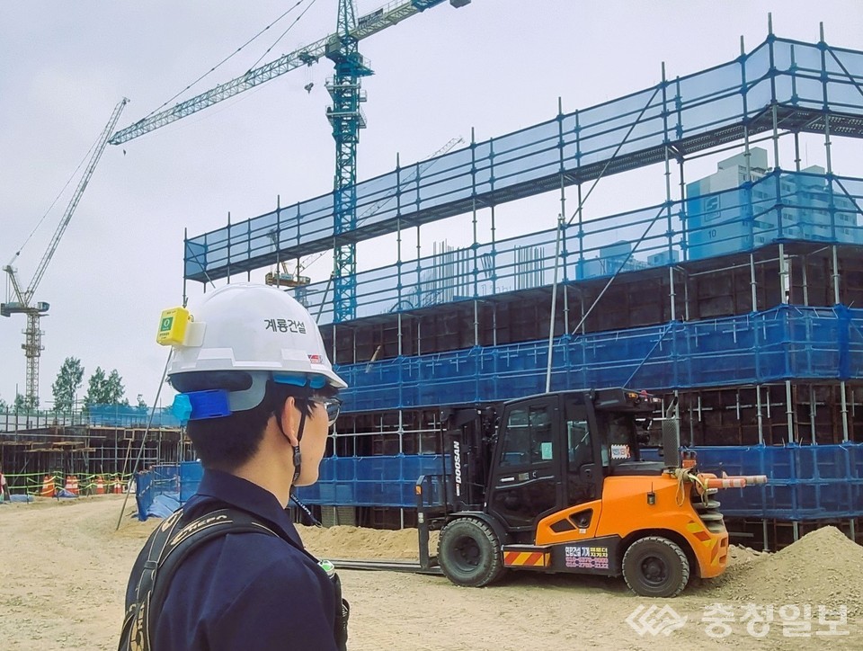 ▲ 안전경보장치 현장 착용 모습