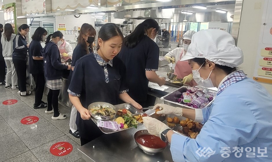 ▲ 새너울중 학생들이 셰프가 만든 요리를 급식판에 한가득 담고 있다.