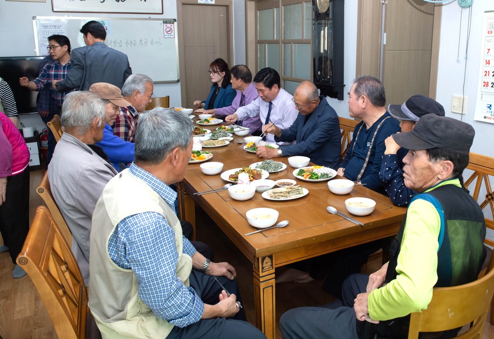 ▲ 김창규 시장이 지난 5일 경로당 점심지원 시범운영 중인 금융아파트 경로당을 찾아 노인들과 이야기를 나누고 있다. 사진=제천시제공