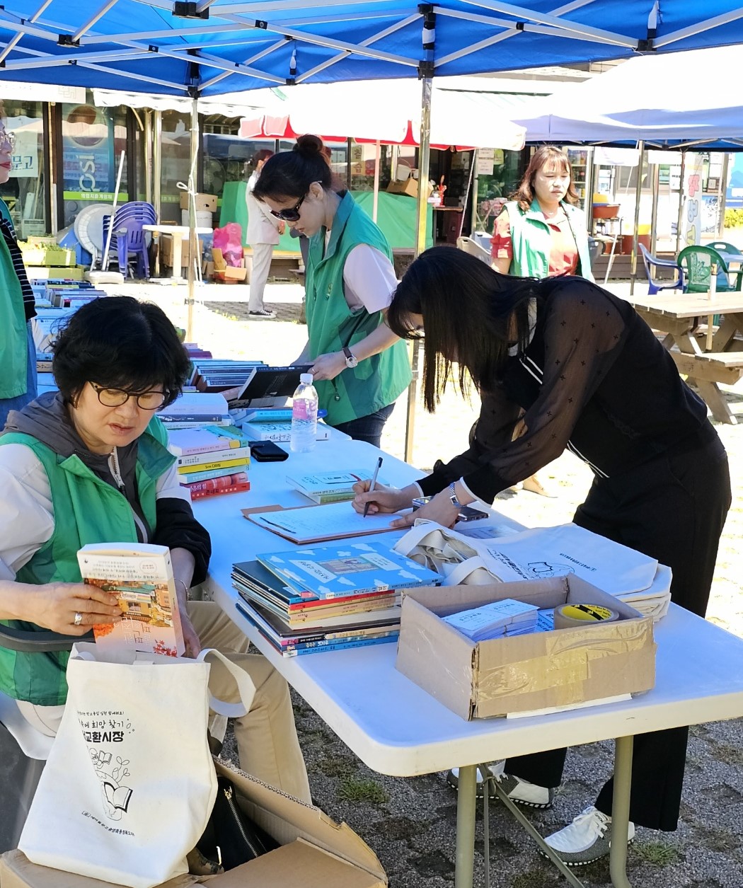 ▲ 31일 의림지 수변무대 일원에서 운영 중인 새마을문고 제천시지부 ‘알뜰도서 무료 교환시장’ 모습. 사진=제천시제공