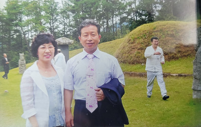 ▲ 우암 송시열 선생 묘소 앞에서 아내 박영희씨와 함께 기념사진을 찍었다. 우암은 연만희 원장이 늘 경외하는 스승으로 여기고 있다.
