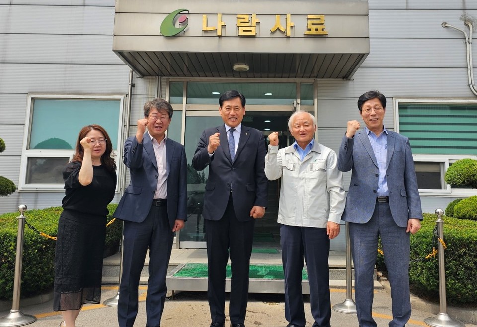 ▲ NH농협은행 충북본부는 1일 충북 음성군 대소면에 위치한 ㈜나람을 방문해 지역경제 활성화를 위한 지원방안을 논의했다.