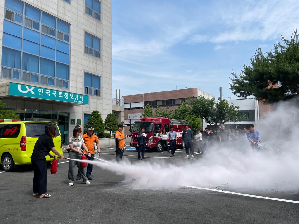 ▲ 한국국토정보공사(LX) 충북지역본부는 8일 청주소방서 사직 119센터와 함께 상반기 합동 소방훈련을 했다.