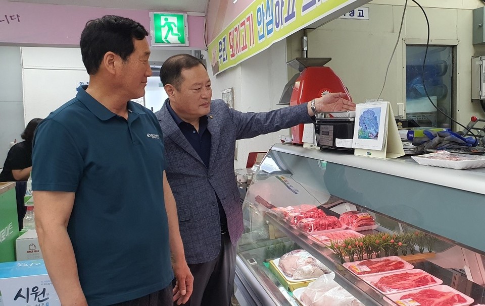 ▲ 충북농협 김시군 부본부장(오른쪽)과 곽병갑 옥산농협 조합장이 청주 옥산농협 축산물 판매장에서 특별 위생점검을 하고 있다.