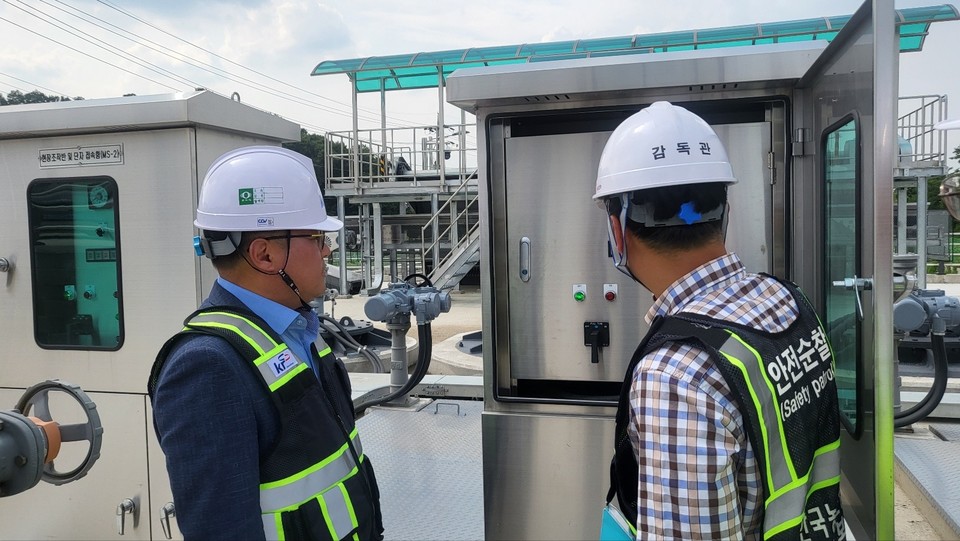 ▲ 한국농어촌공사 신홍섭 충북지역본부장(왼쪽)이 12일 진천 동성 배수장을 점검했다.