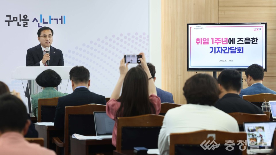 ▲ 박희조 동구청장이 13일 동구청 대회의실에서 취임 1주년 기자간담회를 열고 지난 1년 이룬 성과와 남은 3년간 추진할 역점 사업에 대해 설명하고 있다