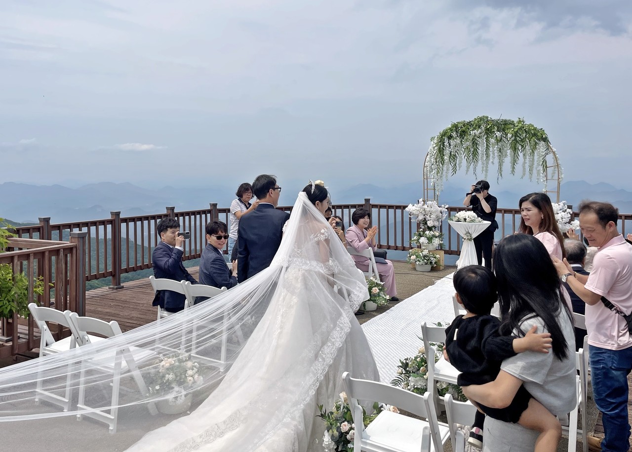 ▲ 소백산국립공원 제2연화봉에서 진행된 산상결혼식 모습. 사진=소백산국립공원제공