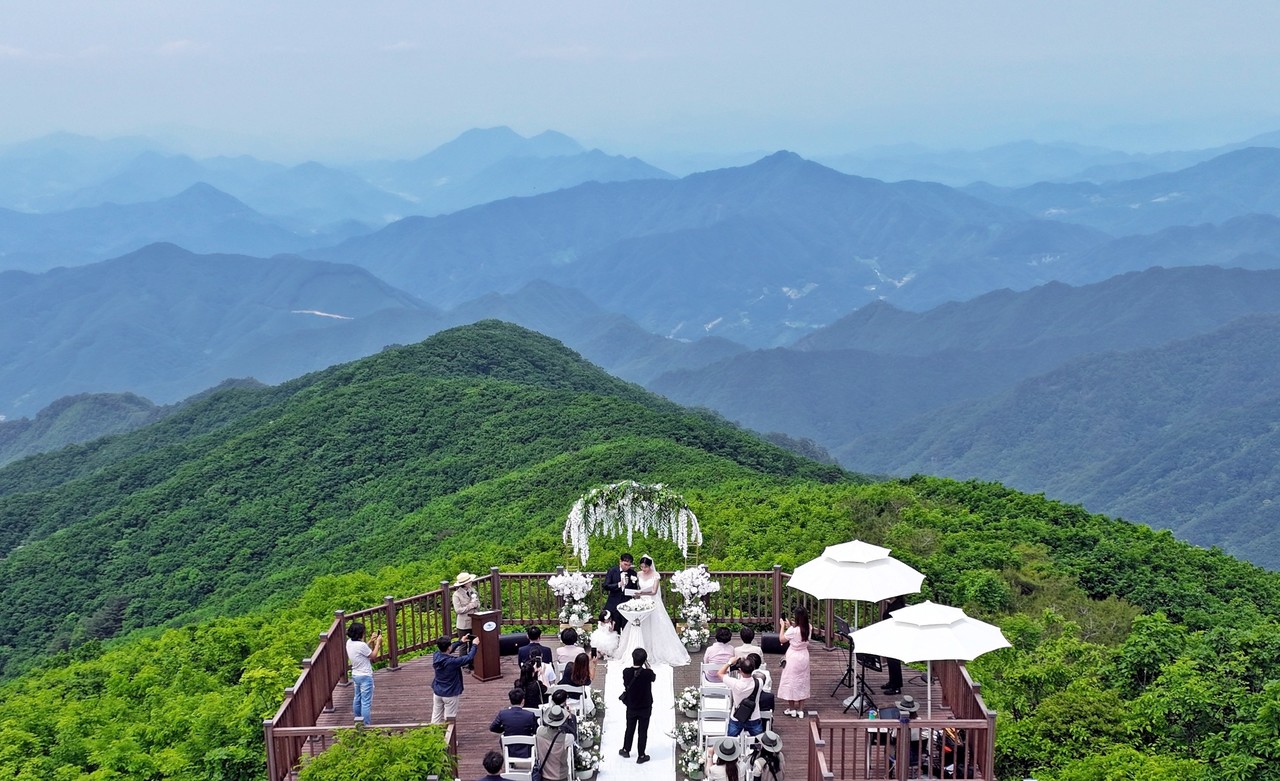 ▲ 소백산 제2연화봉에서 진행된 산상결혼식 모습. 사진=소백산국립공원북부사무소제공