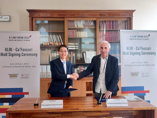 ▲ 한국법제연구원-이탈리아 카포스카리 대학교 MOU 체결식