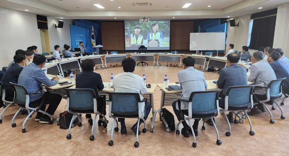 ▲ 한국국토정보공사(LX) 충북지역본부는 15일 충북지역본부 4층 대회의실에서 고객만족(CS) 및 청렴도 향상을 위한 지사장 전략회의를 열었다.