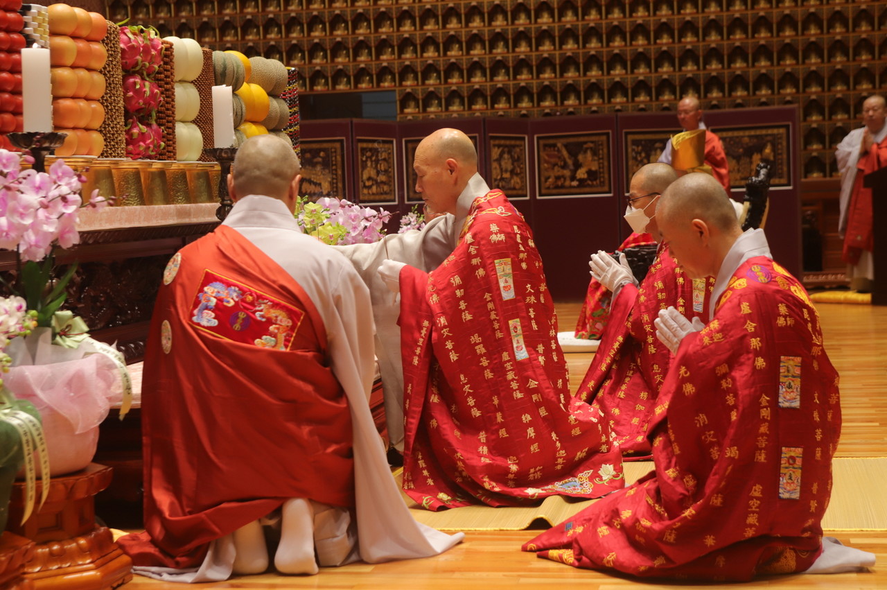 ▲ 15일 대한불교 천태종 단양 구인사 광명전에서 열린 상월원각 대조사 열반 제49주기 추모대법회에서 총무원장 덕수 스님과 종의회의장 세운 스님, 감사원장 진덕 스님이 헌향·헌화하고 있다. 사진=구인사제공