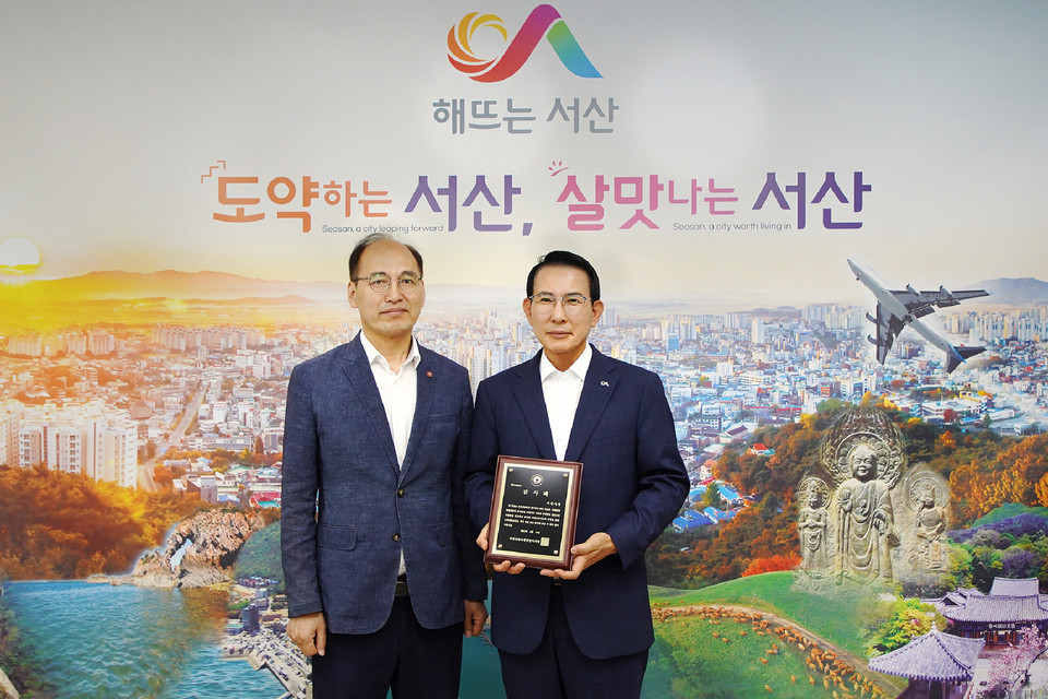 ▲ 이완섭 시장이 지난19일 우수가관 감사패를 받고 있다.