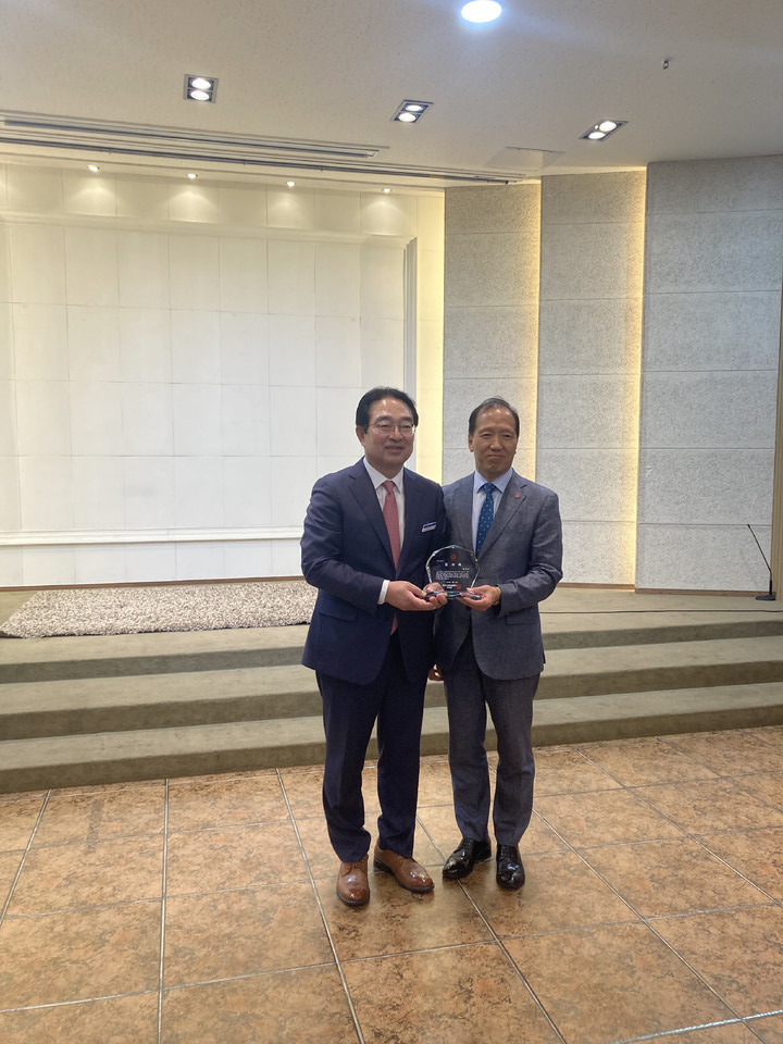 ▲ 황규철 충북 옥천군수(왼쪽)가 저소득층을 국민건강 보험료 지원사업 우수기관으로 선정돼 감사패 받고 있다.